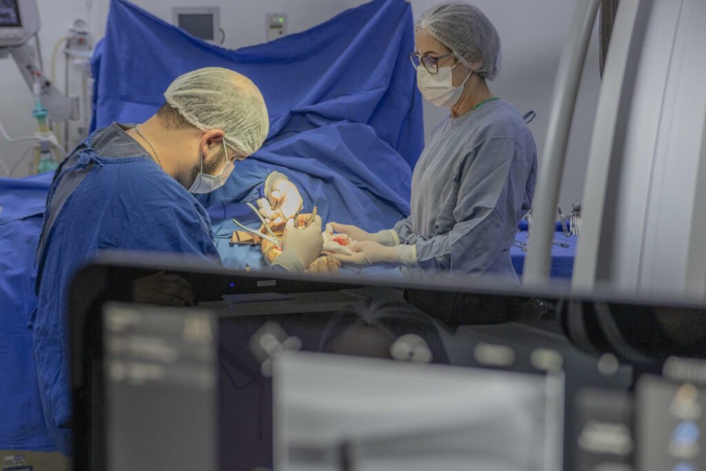 cirurgia-ortopedia-cc-hu-aline-jasper-baixa_2-scaled