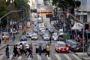 Trânsito - carros - ruas de curitiba com movimento intenso de carros - congestionamento nas ruas do centro de Curitiba - IPVA - licenciamento -
