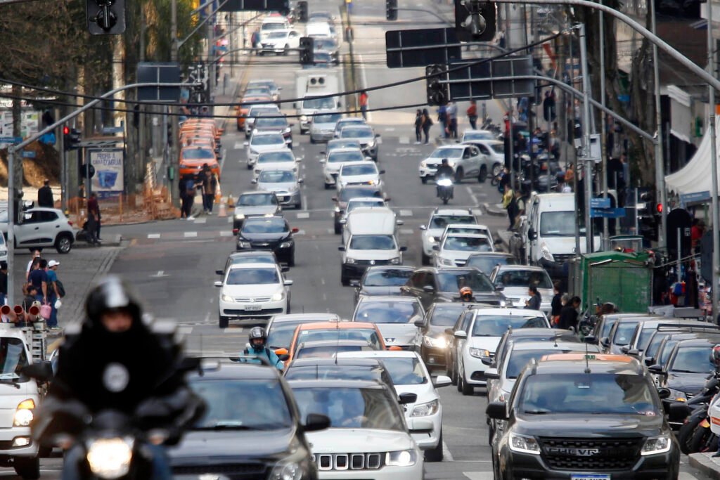Trânsito - carros - ruas de curitiba com movimento intenso de carros - congestionamento nas ruas do centro de Curitiba - IPVA - licenciamento -